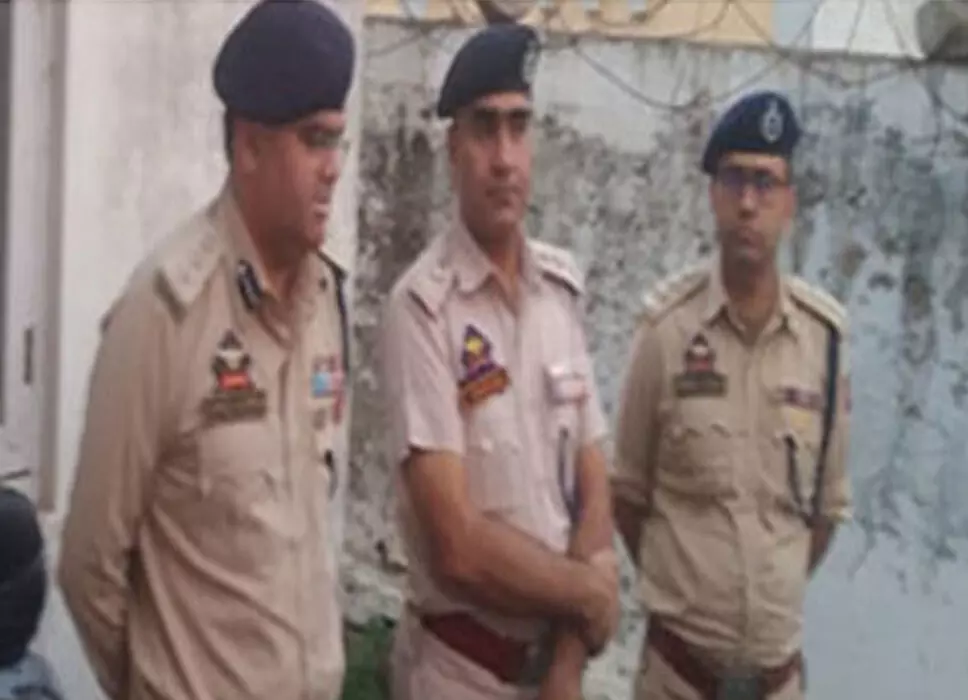 Jammu SSP ने सीमा पर चौकसी बढ़ाने के लिए आरएस पुरा में स्थानीय लोगों के साथ कई बैठकें कीं