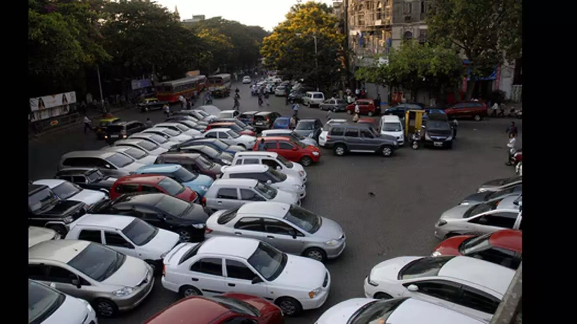 Pune: प्रायोगिक आधार पर पांच प्रमुख सड़कों पर ‘पे एंड पार्क’ लागू करेगी