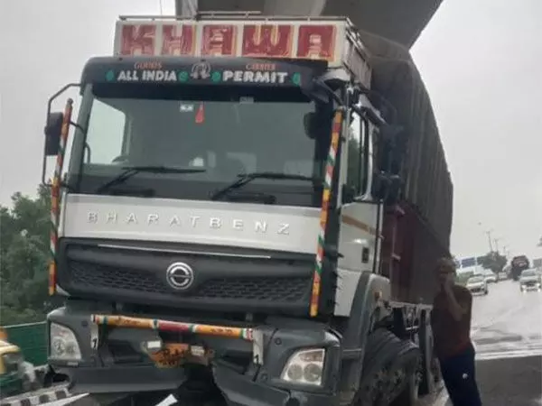 Mayapuri Flyover पर ट्रक खराब होने से धौला कुआं से राजौरी गार्डन तक यातायात प्रभावित