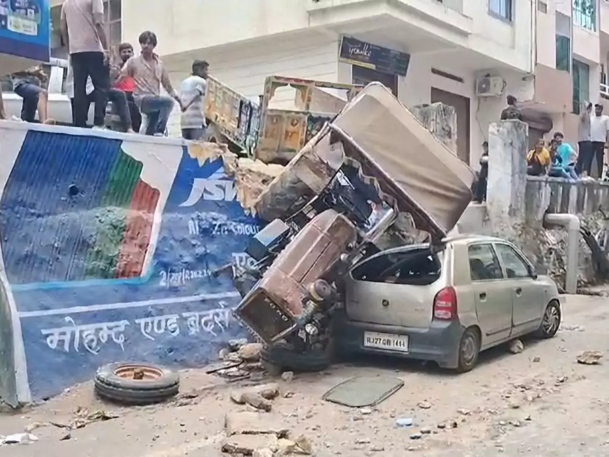 Rajsamand: दीवार तोड़कर नीचे गिरा अनियंत्रित ट्रैक्टर