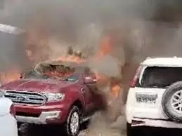 Patna: पटना कार सर्विस सेंटर में लगी आग,गाड़ी जलकर नष्ट