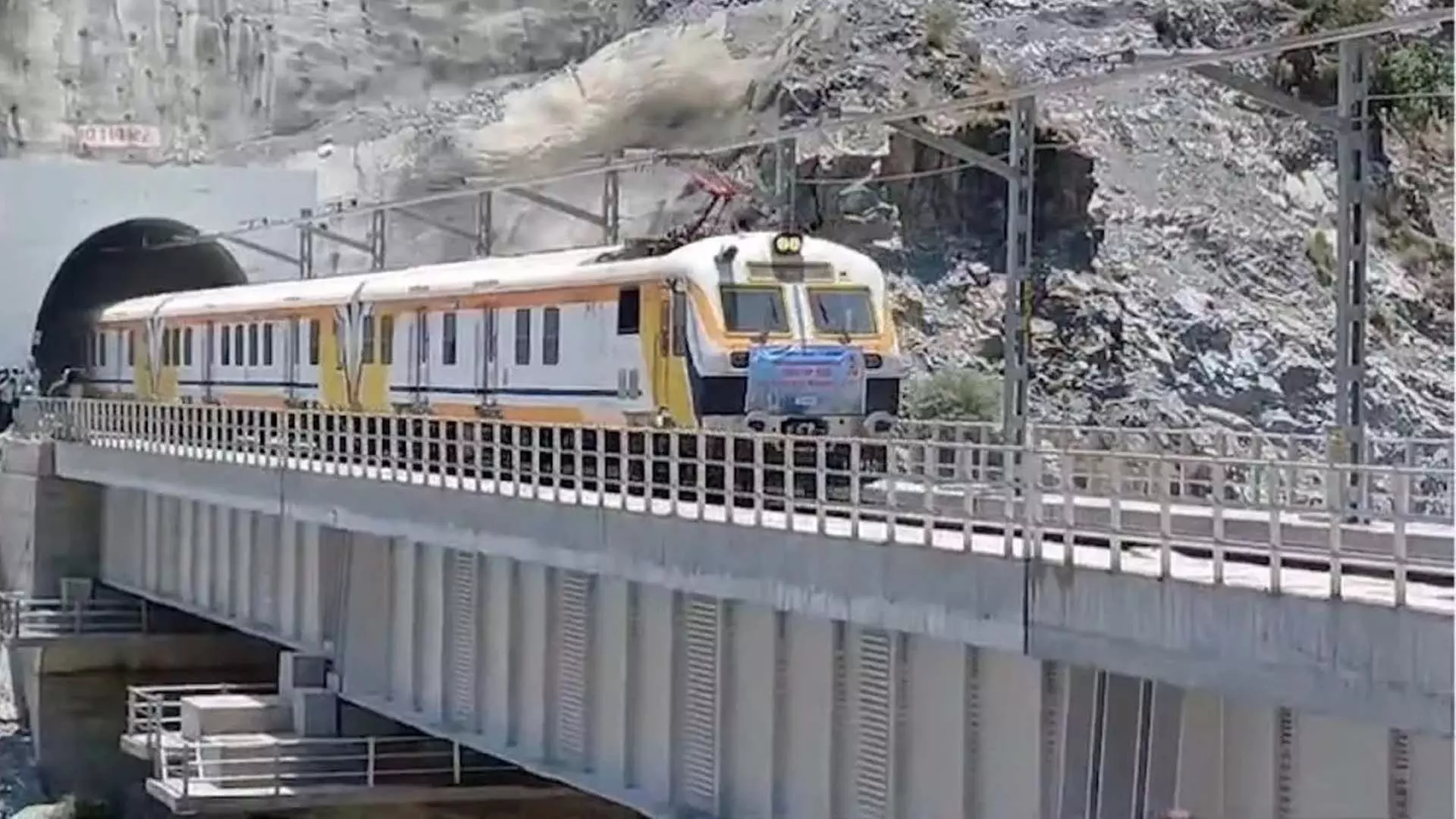 Jammu: कश्मीर रेल परियोजना पूरी होने के करीब, जल्द होगा उद्घाटन