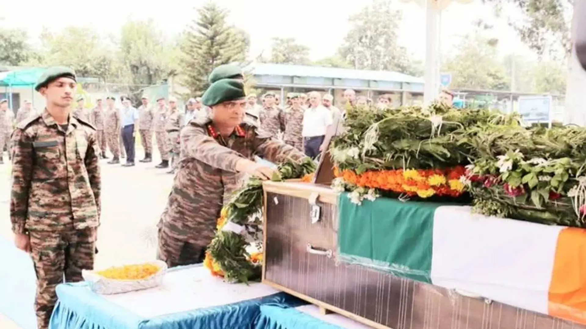 Jammu: सेना ने पुंछ में शहीद हुए सैनिक को श्रद्धांजलि दी