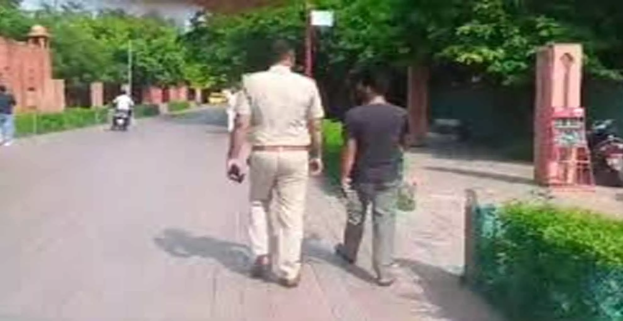 Haryana : हाथ में हथकड़ी लगाकर कैदी को ताजमहल दिखाने लाई पुलिस
