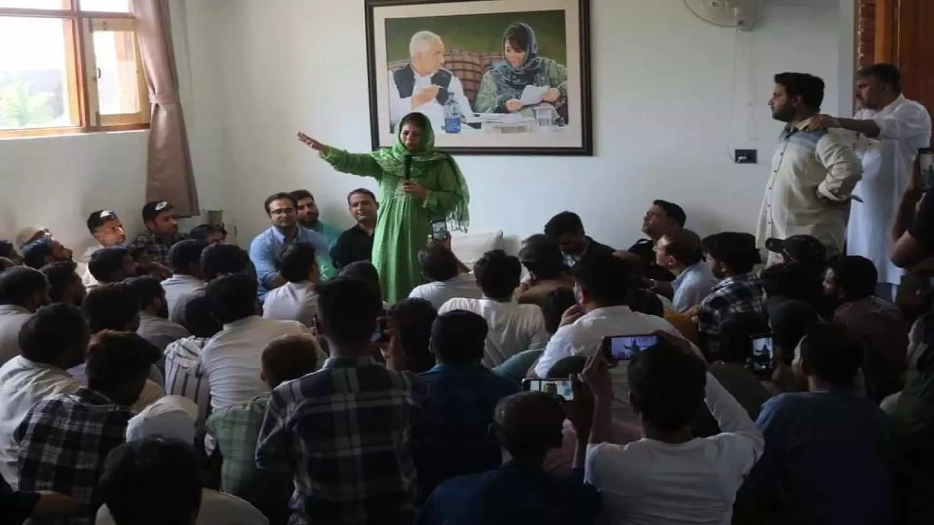 Jammu: महबूबा मुफ्ती ने पीडीपी के युवा प्रतिनिधियों के साथ बैठक की