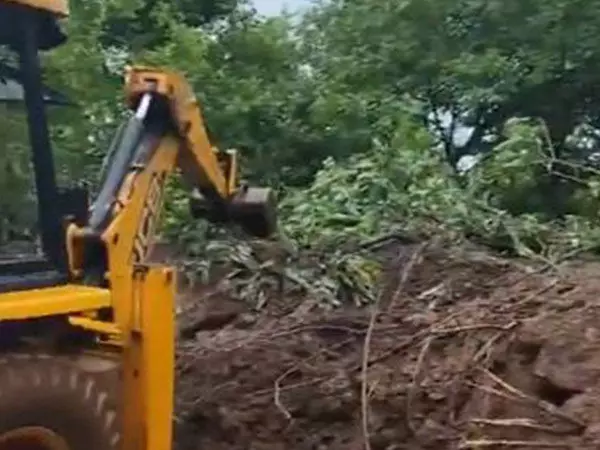 भूस्खलन के बाद मलबा आने के कारण Raigad-Pune road पर तमहिनी घाट पर यातायात ठप