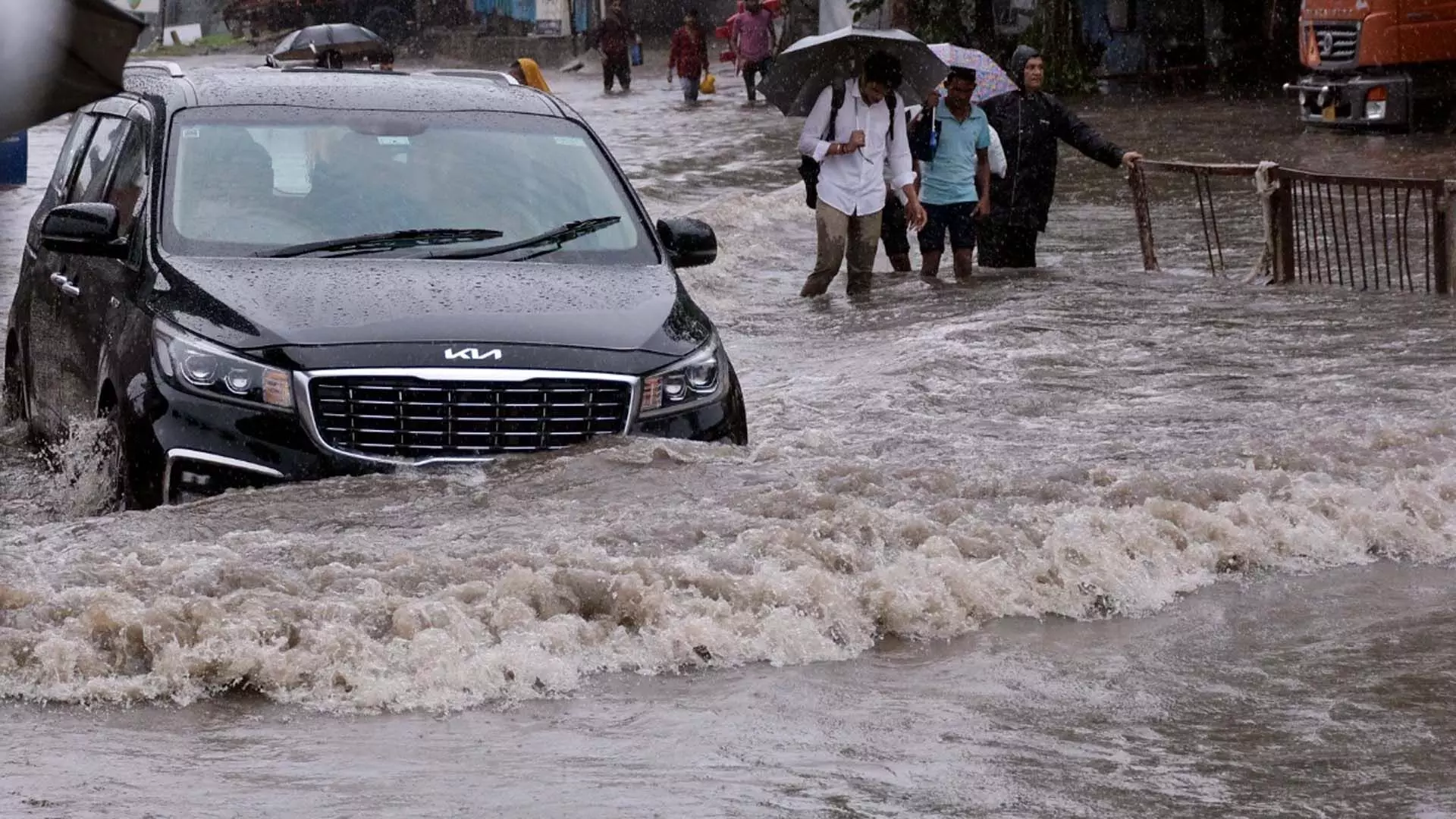 Pune: पुणे में भारी बारिश के बीच बिजली गिरने से 3 लोगों की मौत