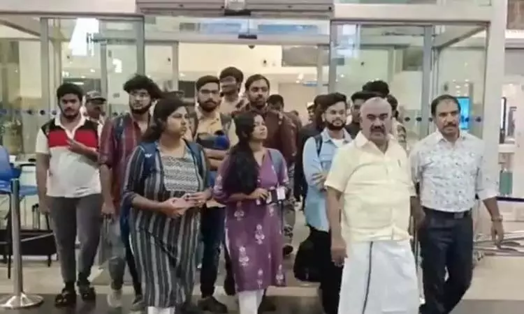 Tamil Nadu के 42 छात्र बांग्लादेश से लौटे