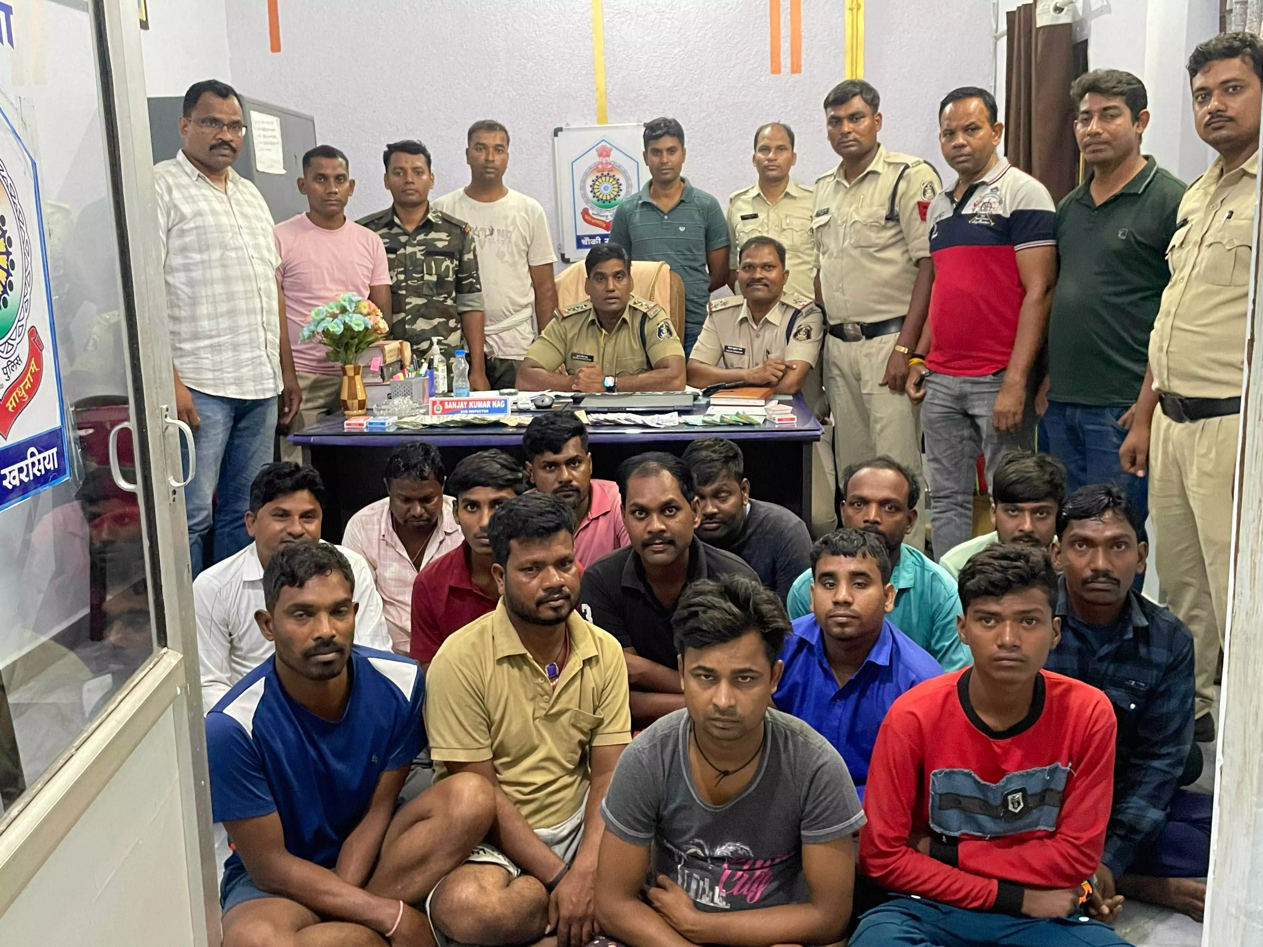 Raigarh Breaking: जुआ फड़ पर पुलिस की रेड, 14 जुआरी गिरफ्तार