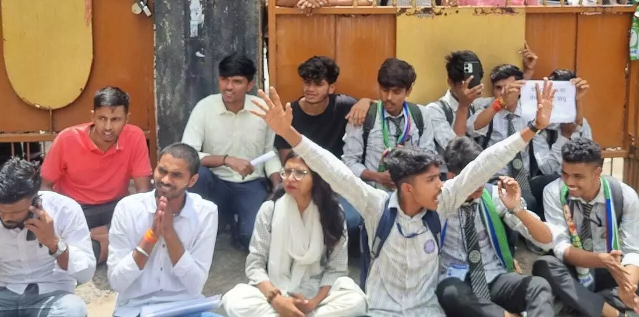Ranchi:  युवा आजसू सदस्यों ने मारवाड़ी कॉलेज में तालाबंदी कर नारेबाजी की
