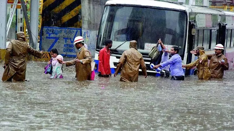 भारी बारिश से विशाखा क्षेत्र में RTC संचालन और बिजली आपूर्ति प्रभावित