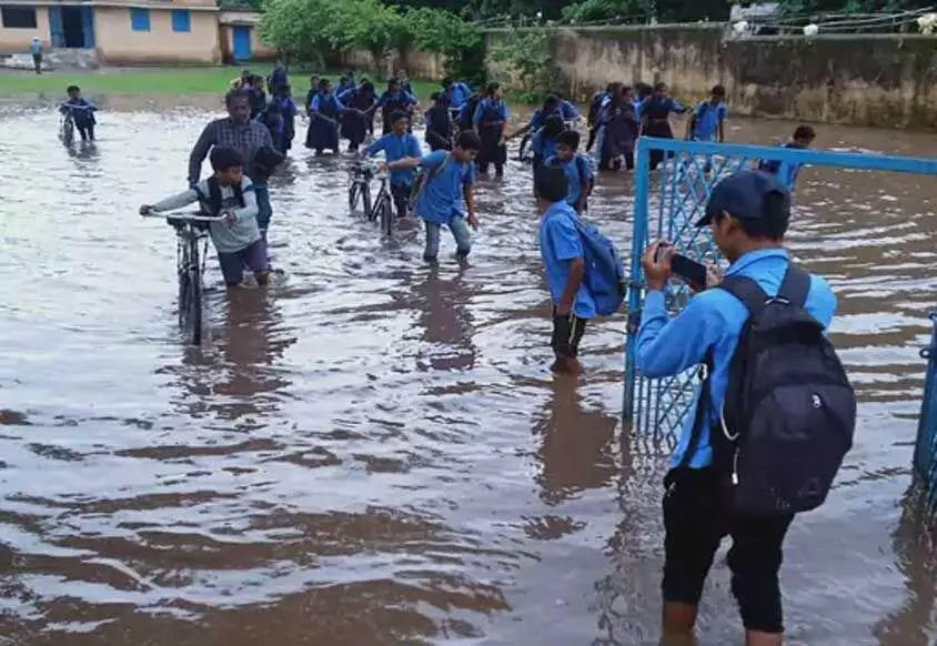 CG News: स्कूल में भरा बारिश का पानी, बच्चे हो रहे गीले