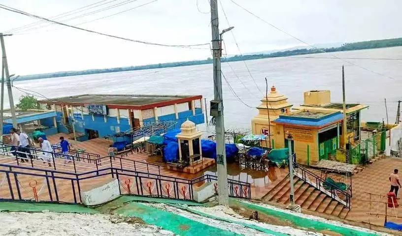 Godavari भद्राचलम में दूसरे चेतावनी स्तर को पार कर गई