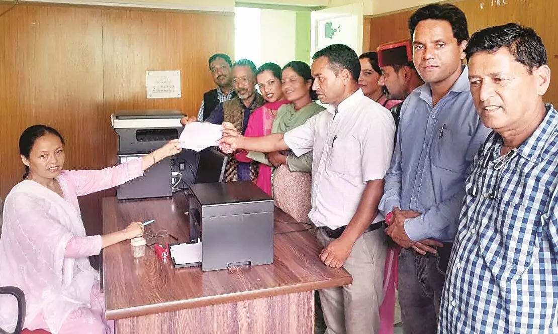 Manali: उपमंडल अधिकारी नागरिक बंजार पंकज शर्मा को एक मांग पत्र सौंपा गया