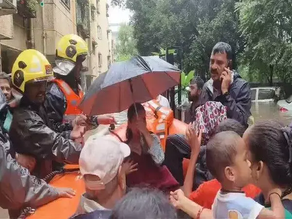 Pune Rain: बचाव और राहत अभियान के तहत दमकल विभाग ने बाढ़ के पानी में फंसे 70 लोगों को बचाया