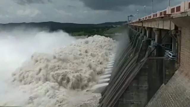Odisha: ऊपरी जलग्रहण क्षेत्र में बारिश के कारण हीराकुंड बांध में पानी बढ़ा
