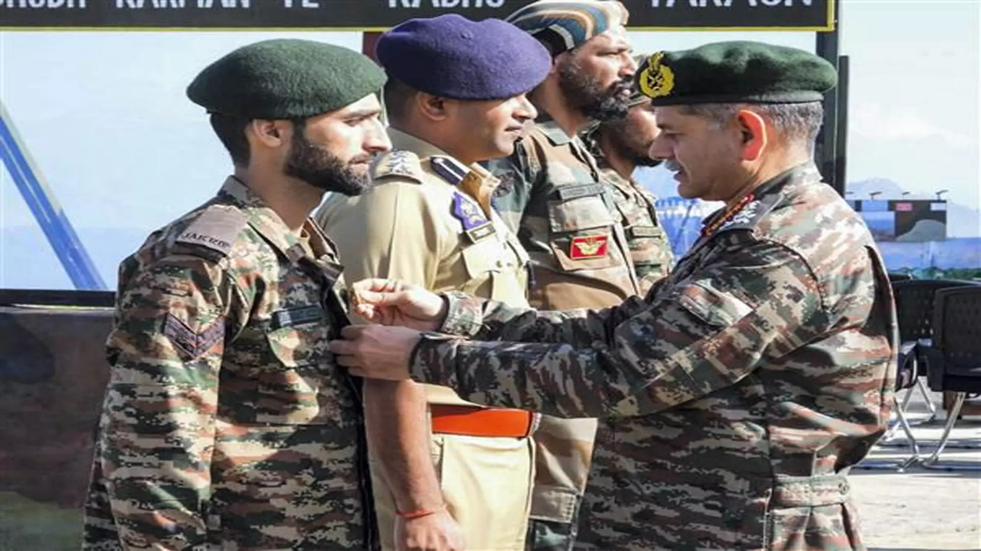 Army Chief जनरल उपेंद्र द्विवेदी ने कश्मीर में नियंत्रण रेखा के अग्रिम इलाकों का दौरा किया