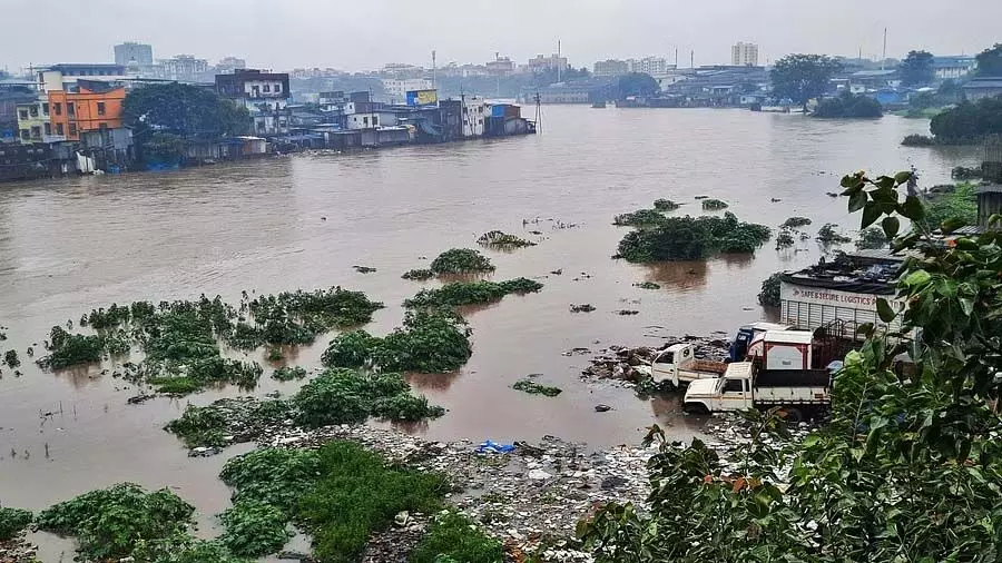 Thane: भारी बारिश से बाढ़, सैकड़ों लोगों को सुरक्षित स्थानों पर पहुंचाया गया