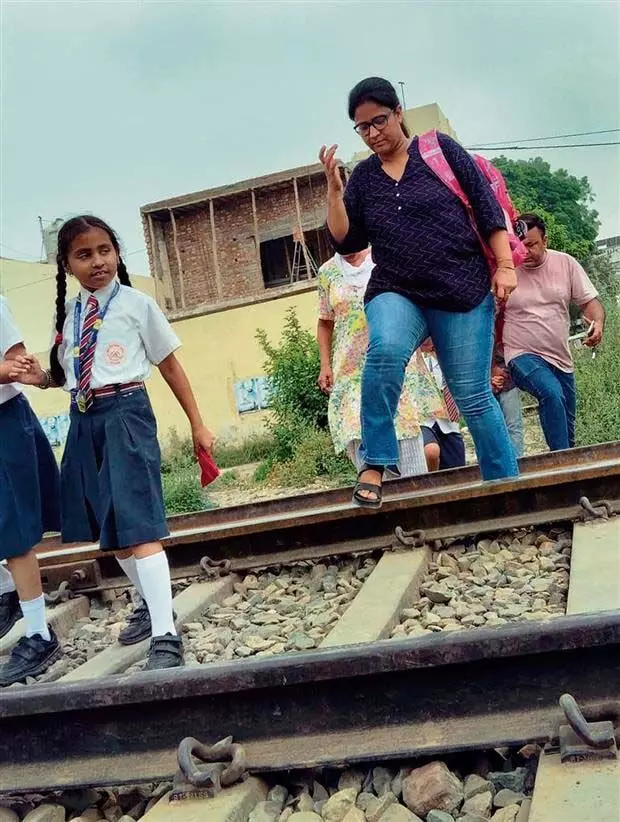 Ludhiana: छात्र-छात्राएं जान जोखिम में डालकर पार कर रहे ट्रैक