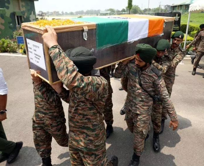 Jammu: शहीद सैनिक को श्रद्धांजलि अर्पित