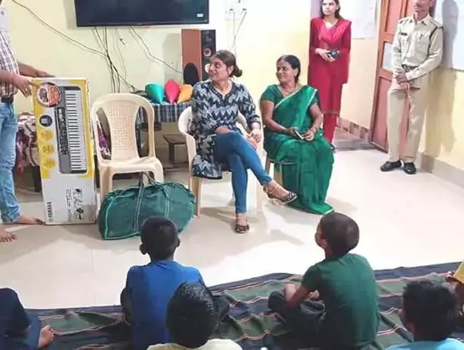 IAS की पत्नी ने बालगृह में मनाया अपना जन्मदिन