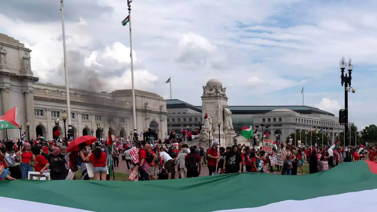 Washington: प्रदर्शनकारियों ने फिलिस्तीनी झंडा फहराया, अमेरिकी झंडा उतारकर जलाया