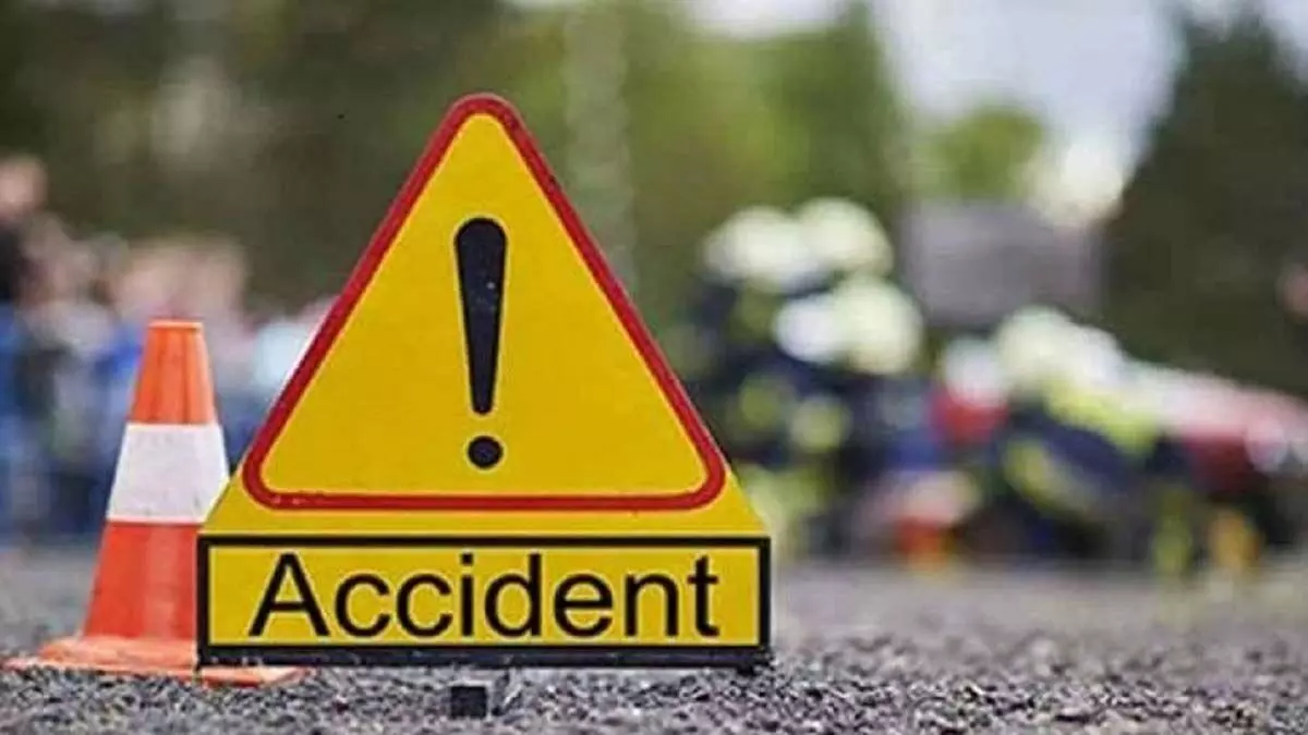 Accident: सड़क दुर्घटना में पुलिस चौकी प्रभारी की मौत, दो जवान घायल