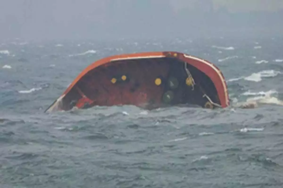 Philippines डूबे हुए टैंकर से तेल रिसाव को रोकने में जुटा