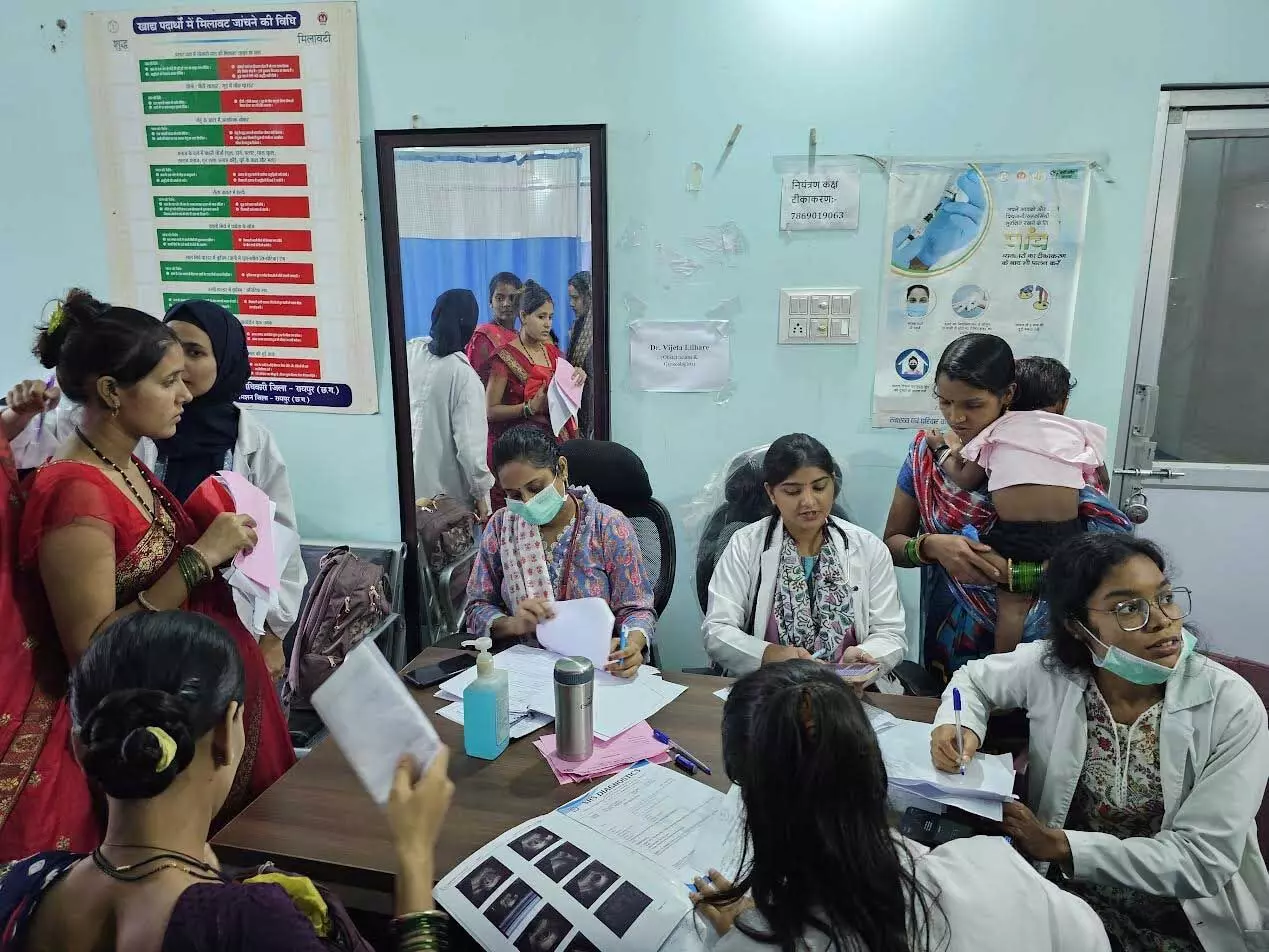 Bhathagaon के शहरी प्राथमिक चिकित्सा केंद्र में निःशुल्क स्वास्थ्य शिविर