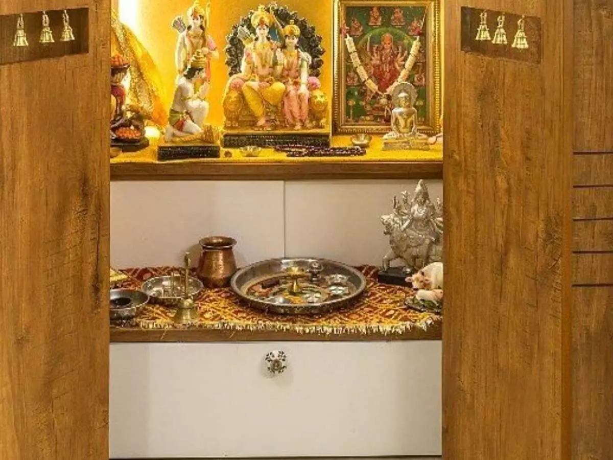 Vastu Tips: पूजा-घर में भूलकर भी न रखें ये चीजें
