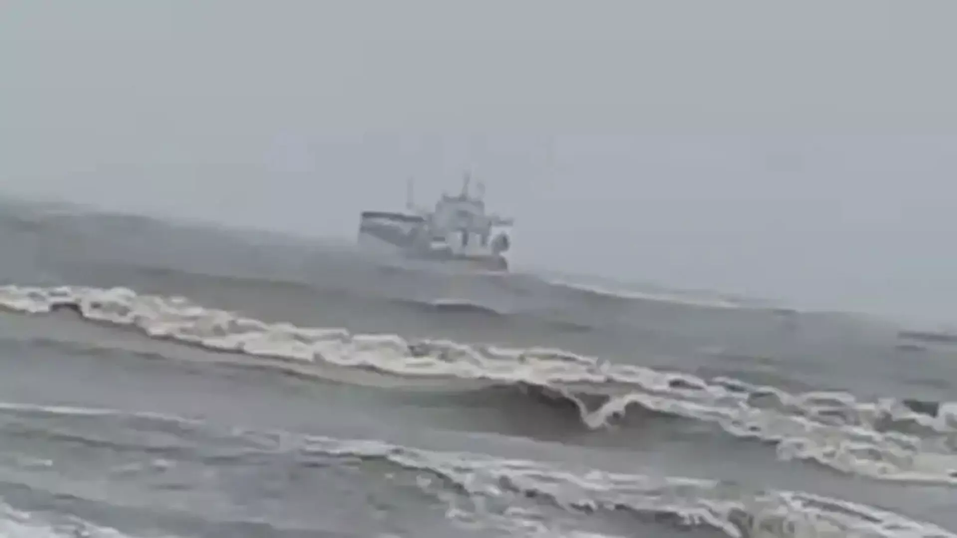 Maharashtra: इंजन में खराबी के कारण 14 लोगों के साथ टगबोट अरब सागर में बह गई
