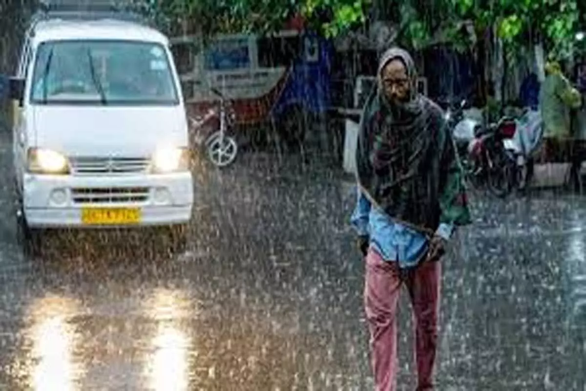 Delhi के कुछ हिस्सों में बारिश, शनिवार तक येलो अलर्ट