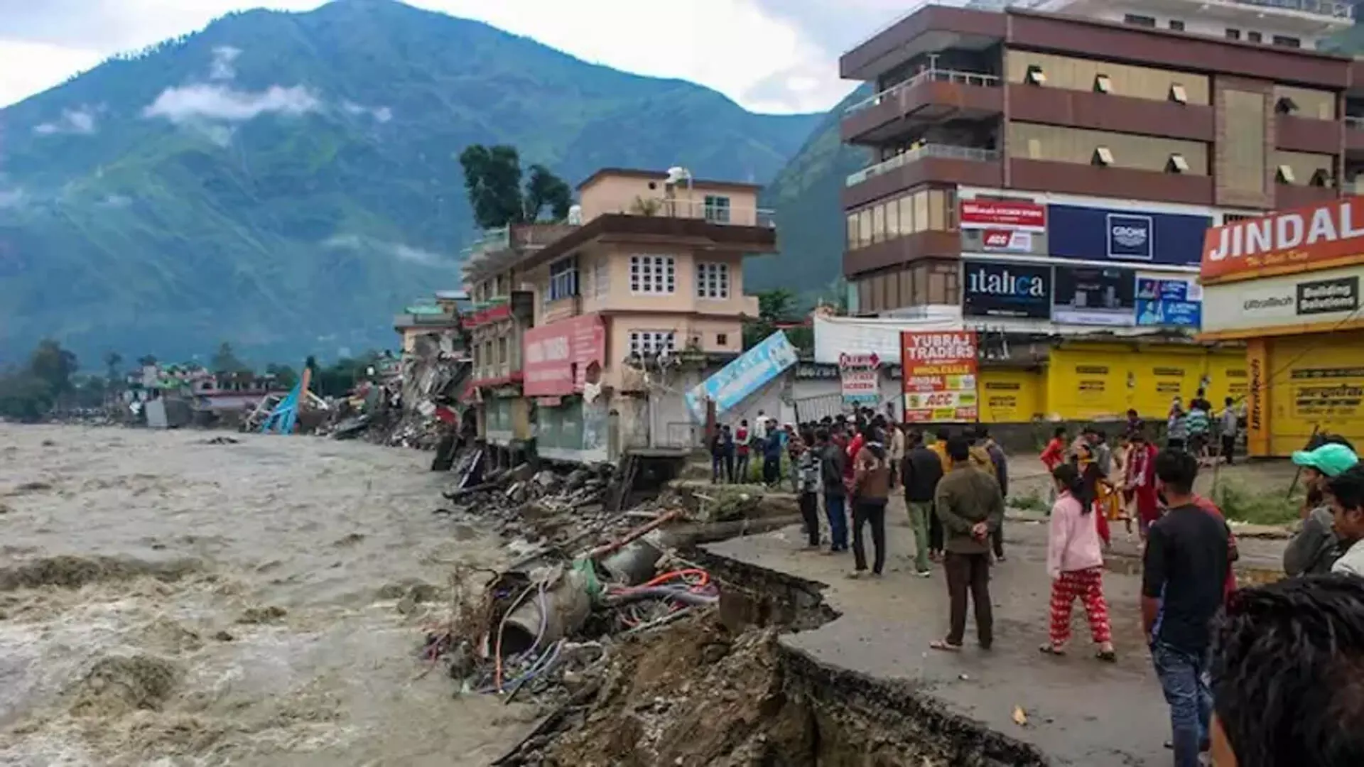 Himachal Pradesh: बाढ़ के कारण चार परिवार बेघर, NH-3 का कुछ हिस्सा बंद