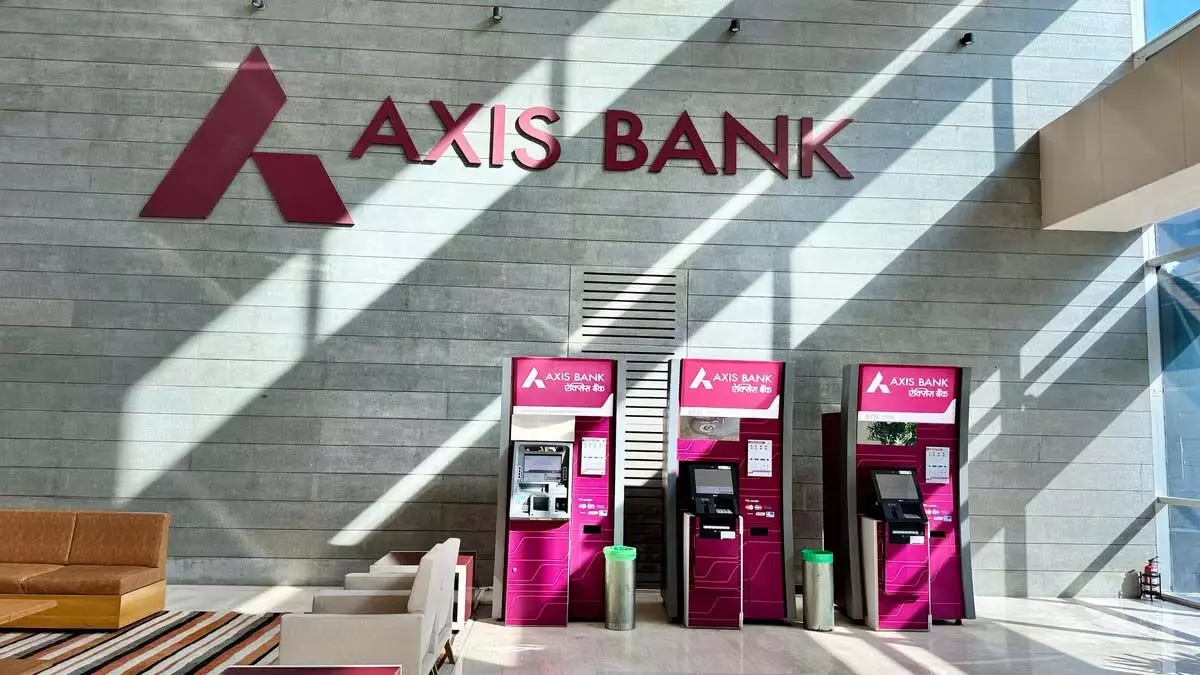 Axis Bank के शेयर की कीमत 8% गिरी