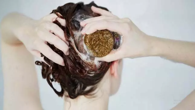 Hair Tips: बालों को साबुन से धोने से पहले जाने नुकसान