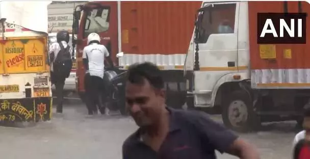 मूसलाधार बारिश से दिल्ली जलमग्न, वीडियो