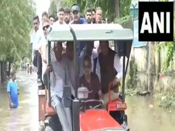 Gujarat: स्वास्थ्य मंत्री रुशिकेश पटेल ने बाढ़ प्रभावित आनंद का निरीक्षण किया