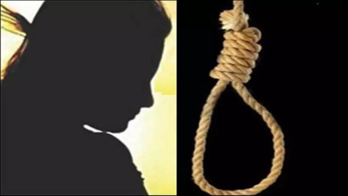 Lucknow: एक विवाहित महिला ने अपने घर में फांसी लगाकर आत्महत्या की