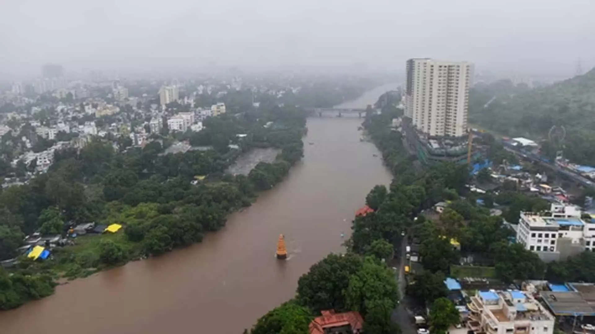 Mumbai: मुंबई में नारंगी बारिश की चेतावनी जारी होने पर स्कूल बंद, नदियाँ उफान पर