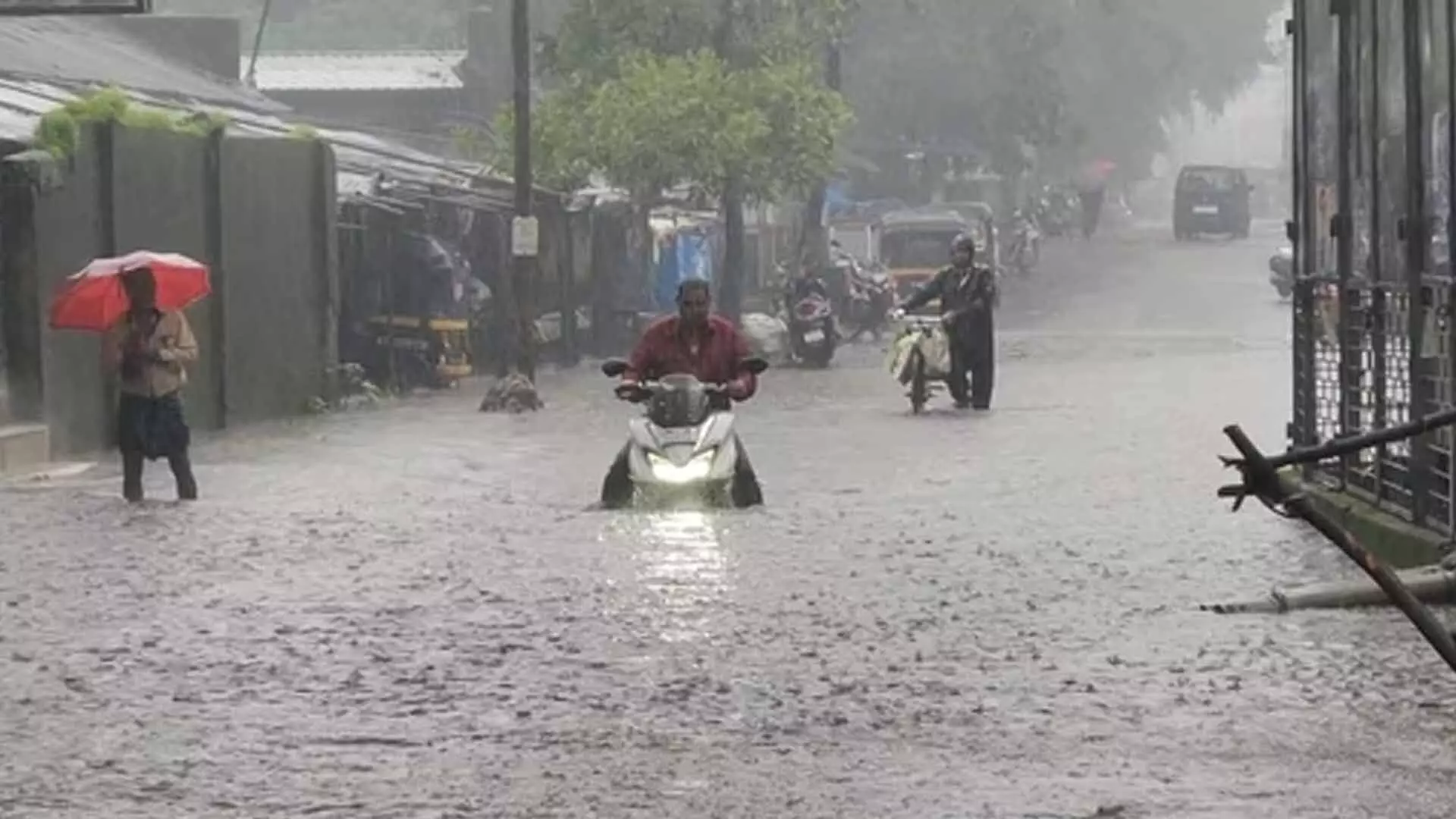 Mumbai: भारी बारिश के बीच आईएमडी ने रेड अलर्ट घोषित किया