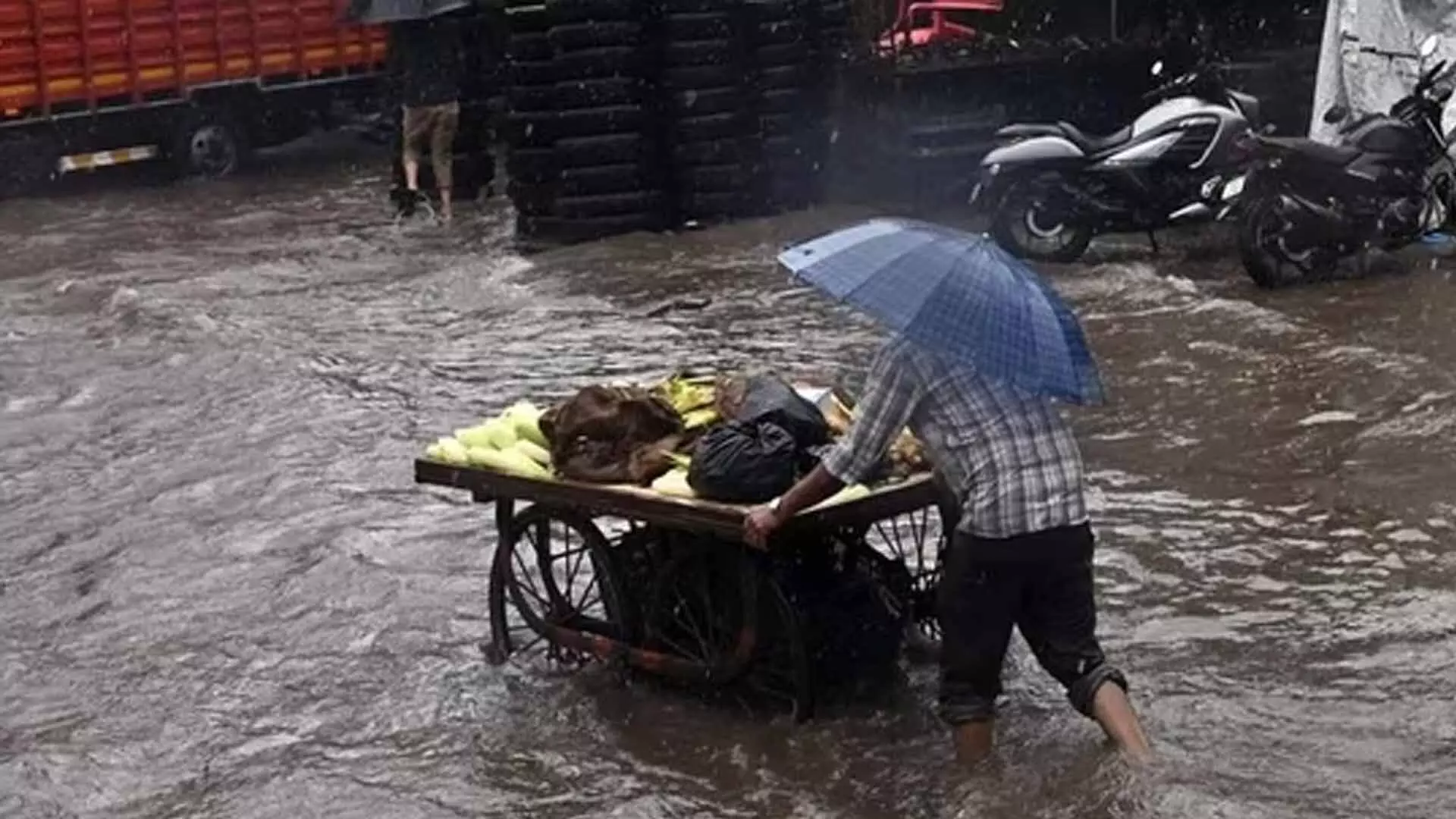 Mumbai: आईएमडी के रेड अलर्ट से पहले मुंबई में मूसलाधार बारिश ने तबाही मचाई
