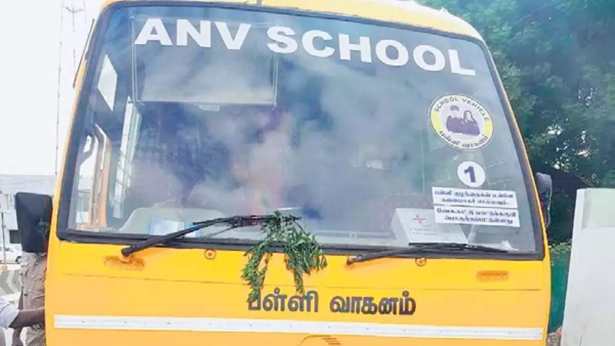 Tamil Nadu : चालक को दिल का दौरा पड़ा, 20 बच्चों वाली बस को सुरक्षित रोका, फिर तिरुपुर में बेहोश हो गया