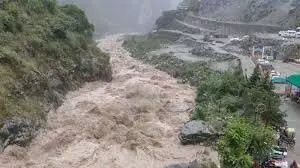 Weather Update: उत्तराखंड में भारी बारिश से तबाही, यमुना नदी की उफान से तटबंध बहे