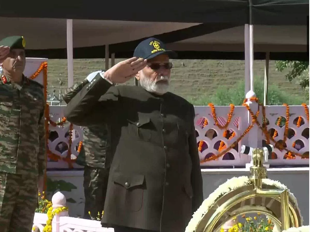 Kargil में नरेंद्र मोदी ने शुक्रवार को कारगिल युद्ध स्मारक का दौरा