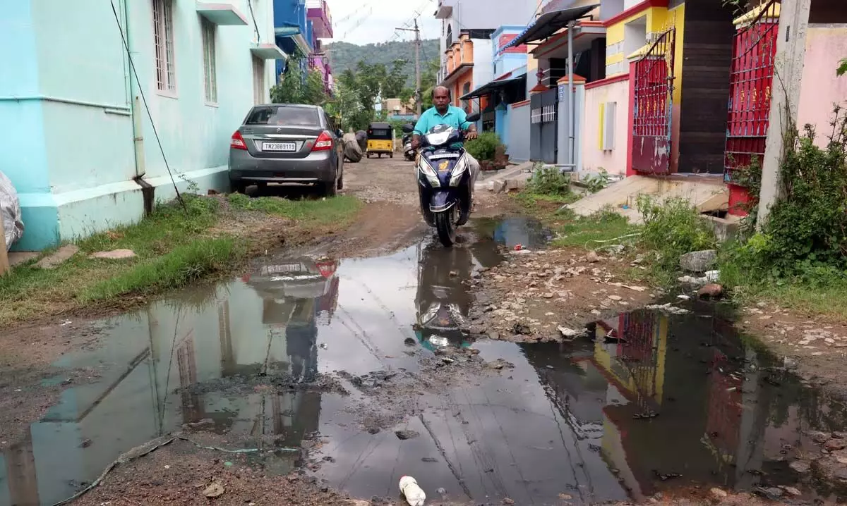 Tamil Nadu : वेल्लोर में 500 घरों में खराब सड़कें और भूमिगत जल निकासी की कमी