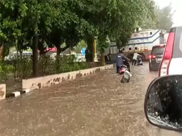 Delhi में हुई भारी बारिश, पुलिस ने यातायात डायवर्जन पर सलाह जारी की