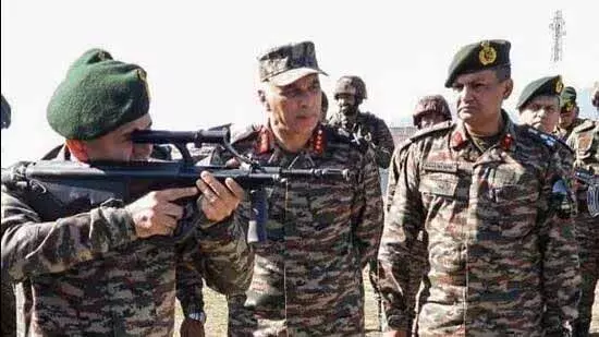 jammu: सेना प्रमुख ने कुपवाड़ा के निकट नियंत्रण रेखा पर अग्रिम चौकियों का दौरा किया