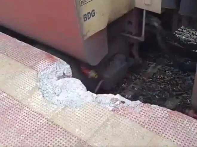 Telangana: ट्रेन और प्लेटफॉर्म के बीच फिसलने के बाद व्यक्ति को बचाया गया