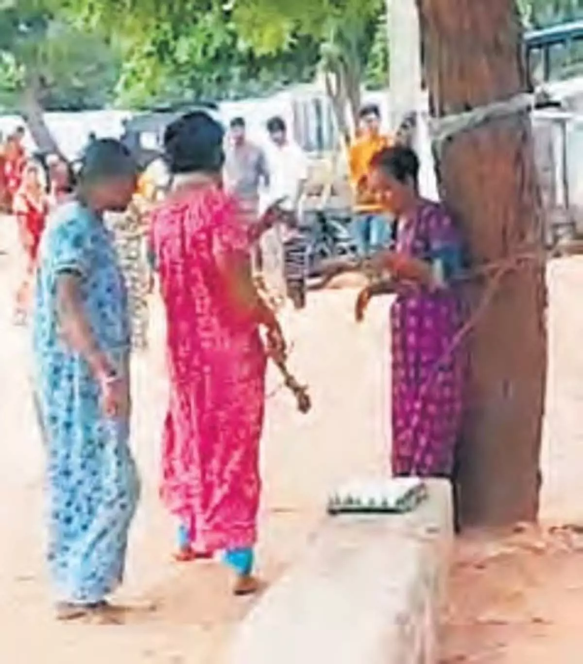 Andhra : अन्नामय्या में प्रेम-संबंध के आरोप में ग्रामीणों ने महिला को पेड़ से बांधकर पीटा