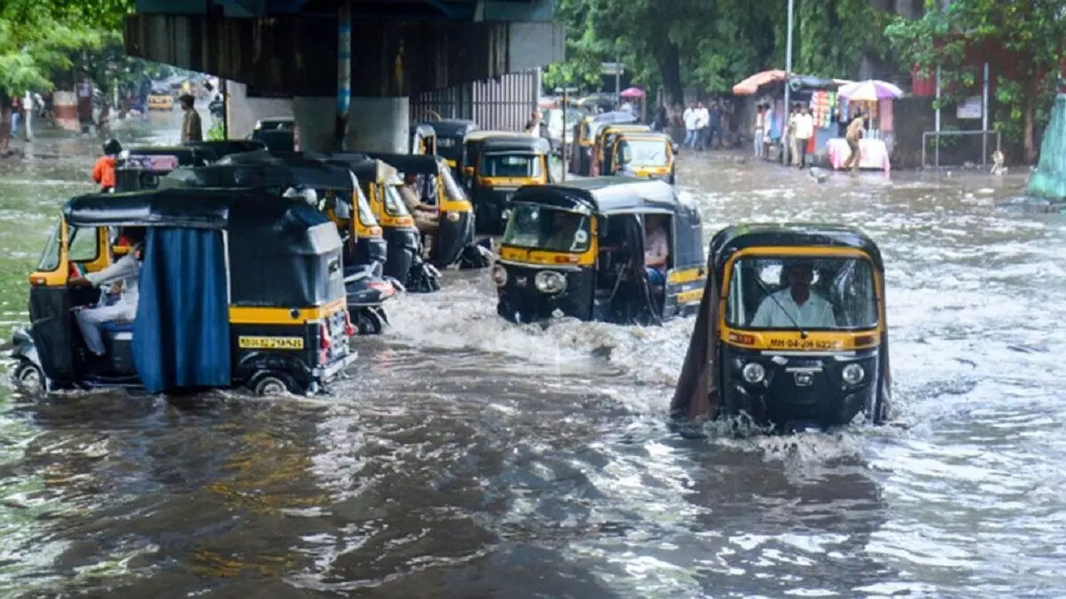 भारी बारिश के बीच महाराष्ट्र और कर्नाटक सरकार की नजर बाढ़ जैसे हालात पर